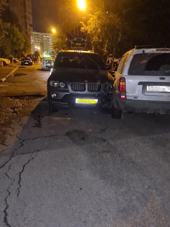 Протаранивший несколько машин в Красноярске водитель BMW угрожал оружием очевидцам