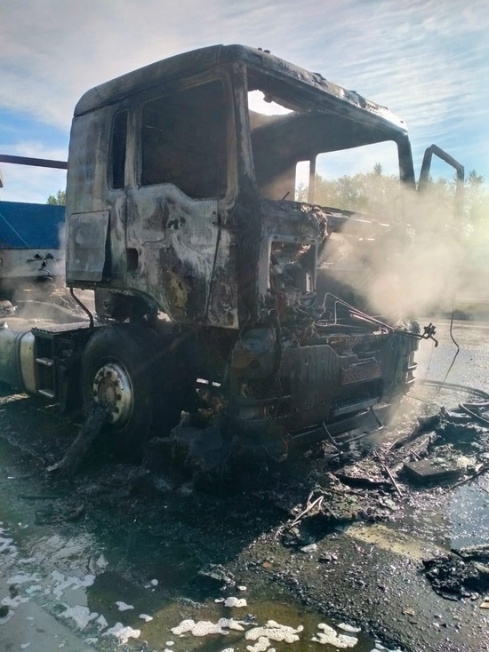 На трассе М-5 под Челябинском сгорел большегруз