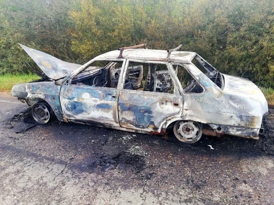 В Новодугинском районе легковая машина загорелась во время движения
