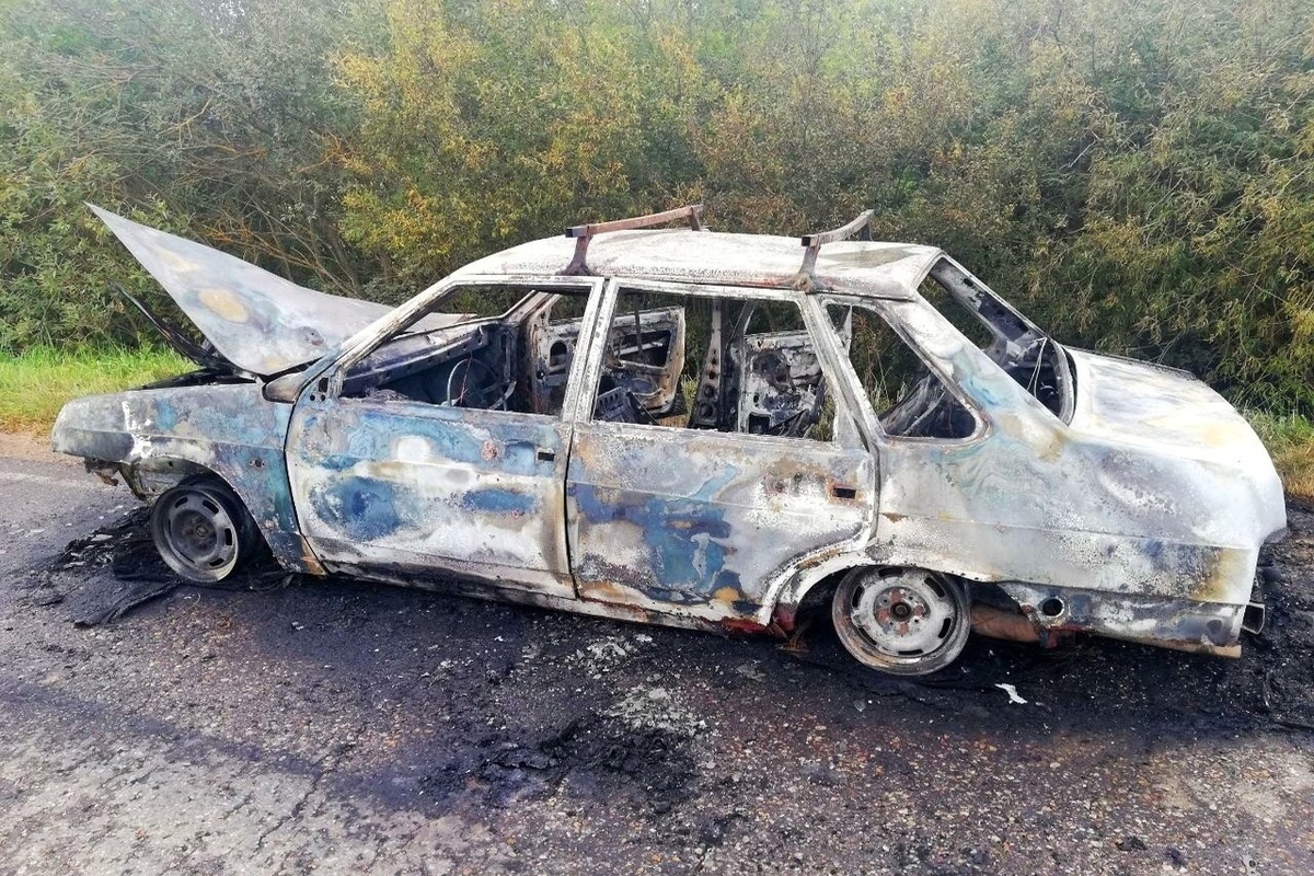 В Новодугинском районе легковая машина загорелась во время движения - МК  Смоленск