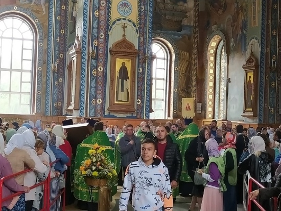 Километровая очередь воронежцев выстроилась к Благовещенскому собору, чтобы проститься с мощами преподобного Сергия Радонежского