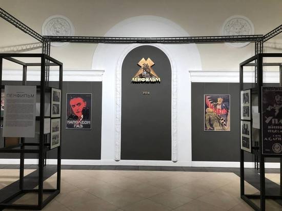 Петербурженка устроила откровенную фотосессию на военно-исторической выставке в здании «Ленфильма»