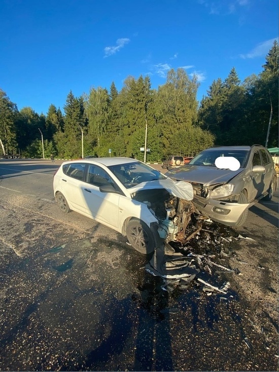 В Тверской области Mercedes не уступил дорогу и врезался в Hyundai: пострадал ребёнок