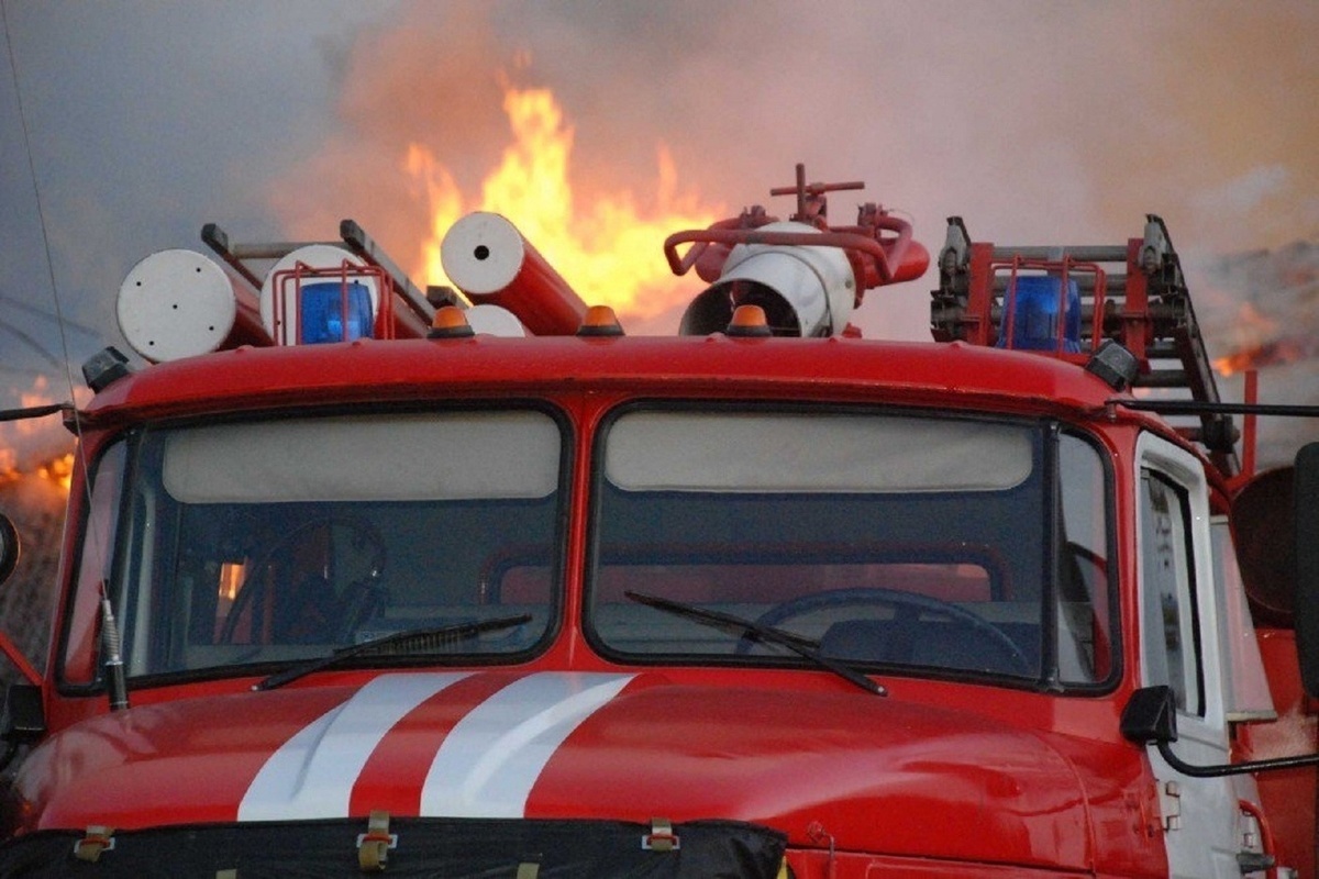 Костромские пожары: в ночь на воскресенье в городе горел мебельный цех