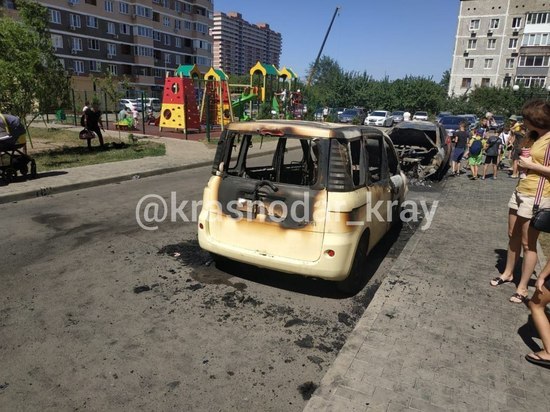 В Краснодаре сгорели два автомобиля