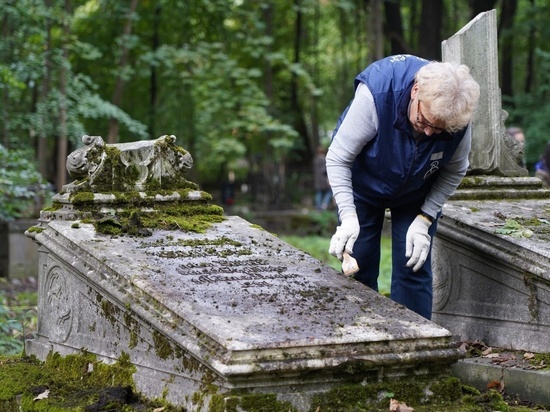 Волонтеры очистили от мусора аллеи и надгробия Смоленского лютеранского кладбища