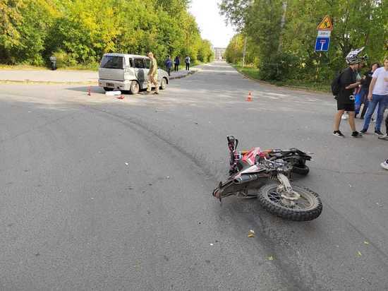Водитель на Nissan Cube сбил мотоциклиста с пассажиркой в Новосибирске