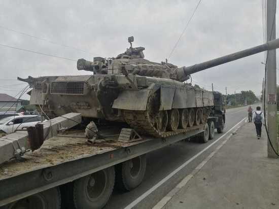 Танк снес бетонный столб ЛЭП на Сахалине