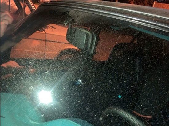 На омском Левобережье неизвестные обстреляли машину во дворе жилого дома