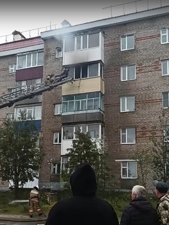 Пожарные эвакуировали 10 человек из пятиэтажки в Ноябрьске