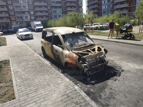 В Краснодаре неизвестный поджёг две легковушки во дворе дома и скрылся