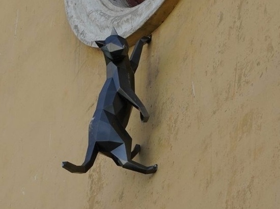 На правобережье Красноярска установили фигуру висящего на окне дома черного кота