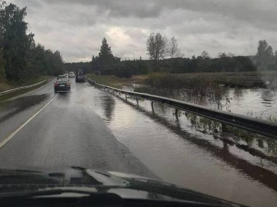 Вода залила дорогу около поселка Свердлова