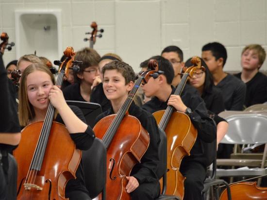 Музыкальной школе Харцызска передали инструменты на 3 миллиона рублей