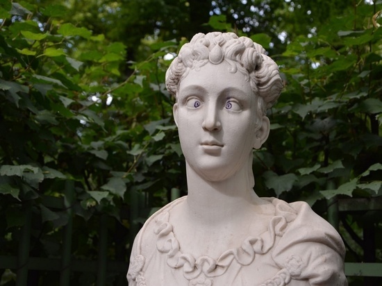 Вандалы пририсовали глаза скульптуре Петронии Примы в Летнем саду Петербурга