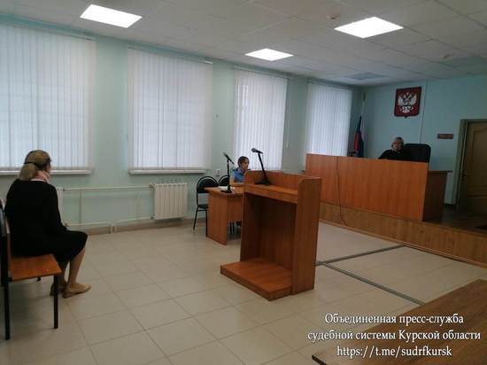 В Курске экс-директора школы осудили за поборы учителей на сотни тысяч рублей