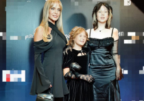 Певица Глюк'ozа, а в миру Наташа Ионова-Чистякова появилась на премьере фильма с двумя своими дочерьми: Лидой и Верой