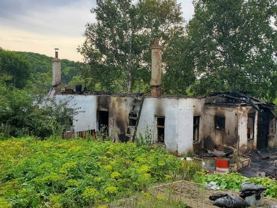 Двухквартирный жилой дом выгорел на Сахалине