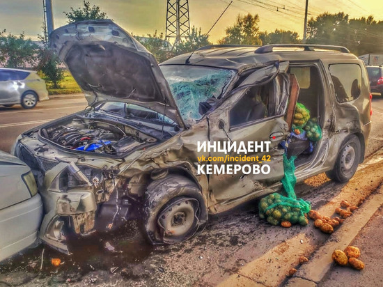 В Кемерове на дороге произошло массовое ДТП