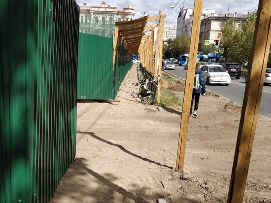 Читинец возмутился перекрытым тротуаром на месте стелы трудовой доблести
