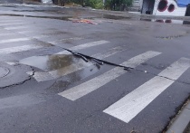 В социальных сетях читинцы пожаловались на очередной провал асфальта на перекрёстке улиц Кастринской и Анохина