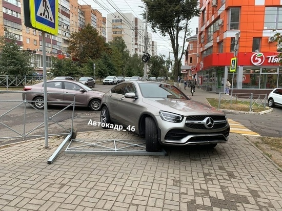 В центре Курска Mercedes-Benz пробил металлическое ограждение