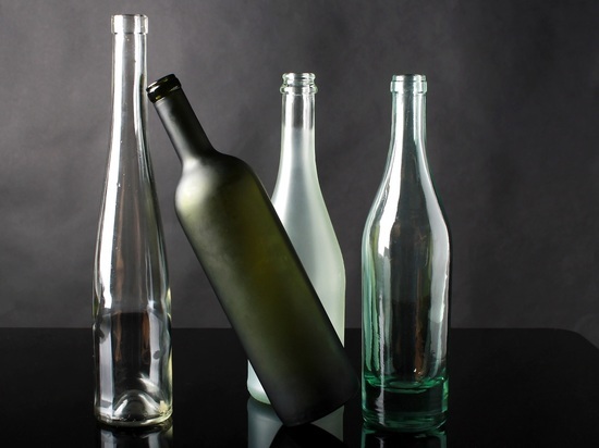 Жительница Карелии демонстративно разбила бутылку спиртного в магазине