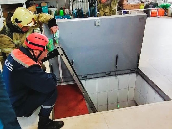 В Омске мужчина, женщина и ребёнок упали в погреб с высоты более трёх метров