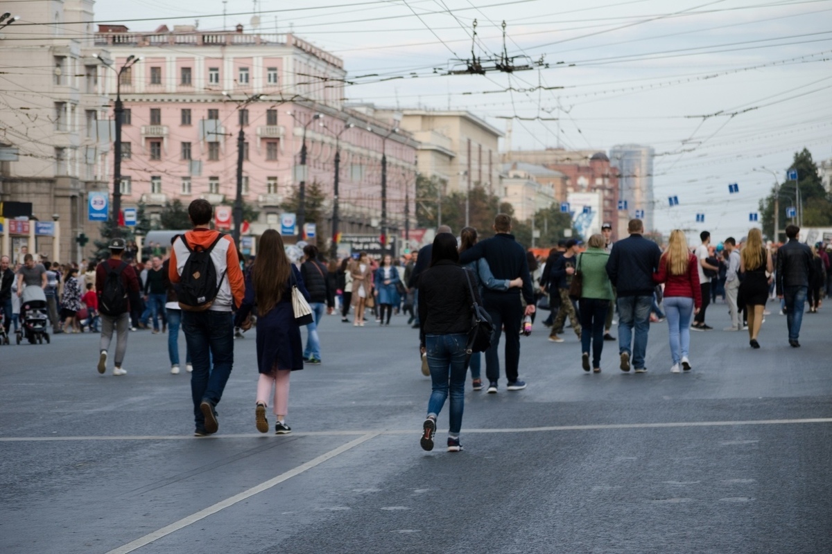 Население челябинска. День города Челябинск. Улица города. Главная улица Челябинска. Фото люди на улице днем в Челябинске.