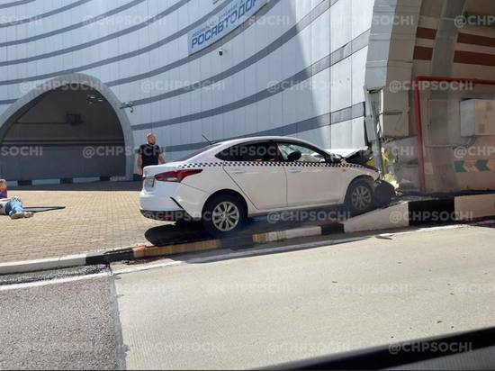 Водитель такси протаранил стену тоннеля в Сочи