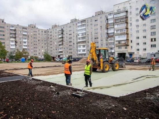 В администрации Мурманска назвали причину отставания ремонтных работ во дворе на Кольском проспекте