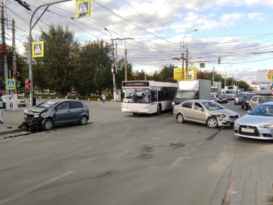 В Волгограде в час пик образовалась пробка из-за жуткого ДТП