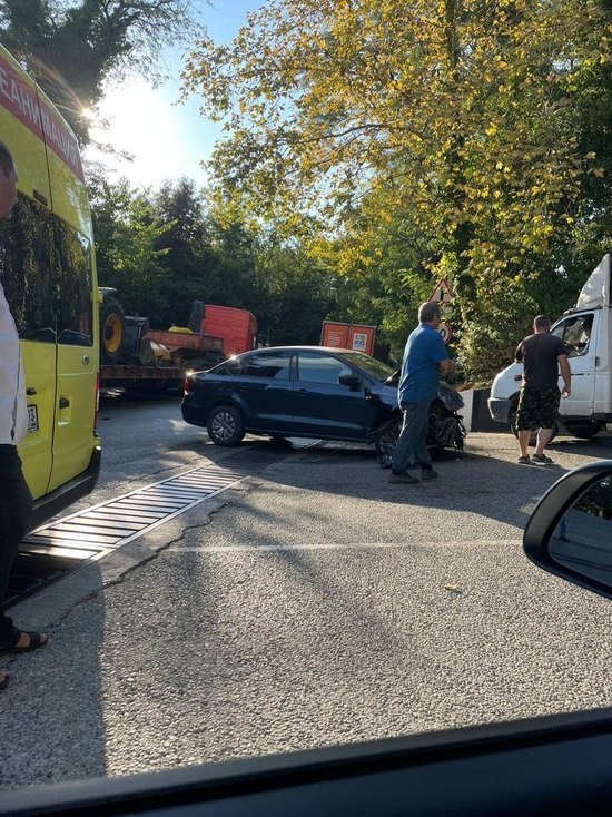 Три автомобиля серьёзно столкнулись в Сочи