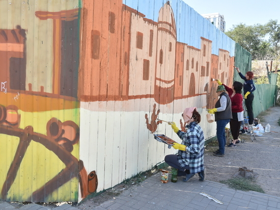 В Астрахани на улице Боевой на заборе появился стрит-арт «Сарай-Бату»