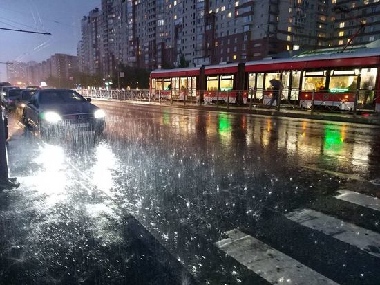 На Петербург обрушился сильный дождь с градом вечером 6 сентября