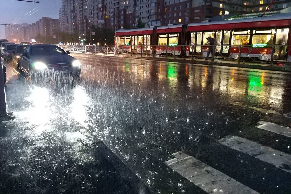 Погода в питере сейчас видео. Санкт-Петербург ливень. Ливень в СПБ. Сильный ливень. Ливень дождь СПБ.