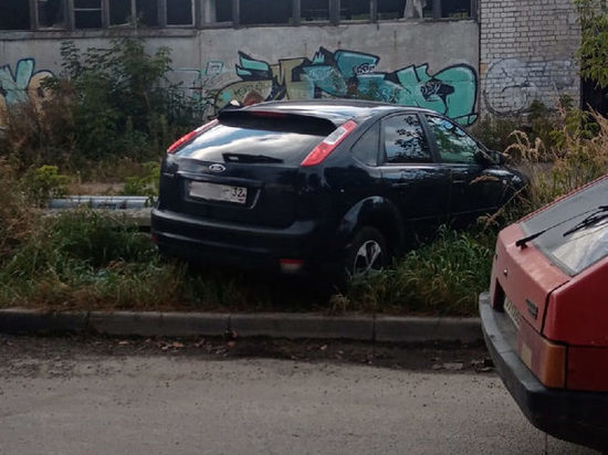 В Брянске автомобиль врезался в теплотрассу