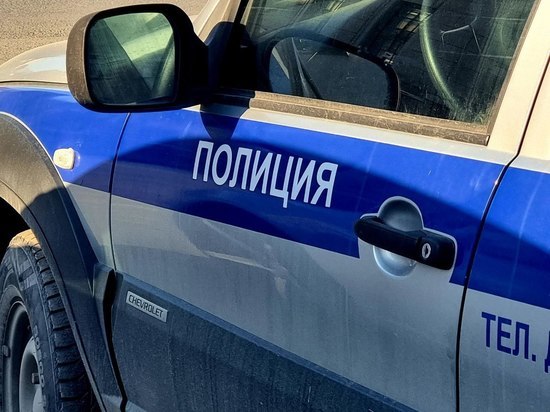 Водитель Toyota Vitz въехал в жилой дом на юге Сахалина