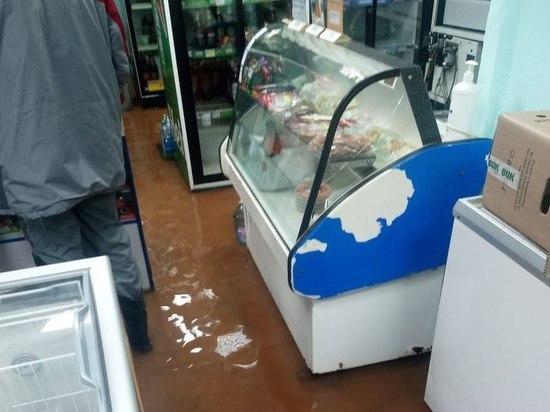 Из-за тайфуна в Южном микрорайоне Хабаровска затопило магазин