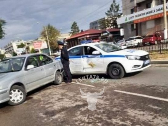 Выехавший с парковки Nissan врезался в машину ДПС на Бабушкина в Чите