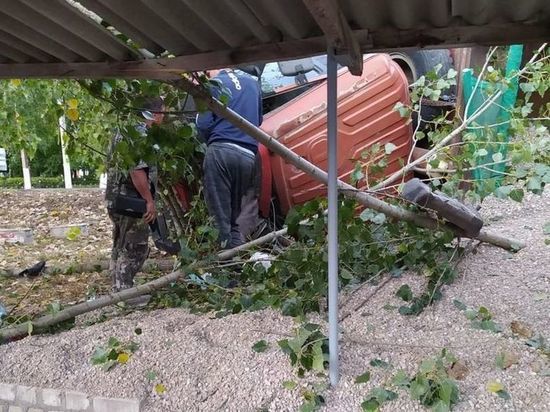 В Пронске спасатели помогли 22-летнему водителю выбраться из КамАЗа после ДТП