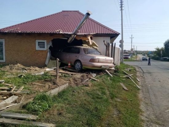 Toyota Camry протаранила жилой дом под Новосибирском