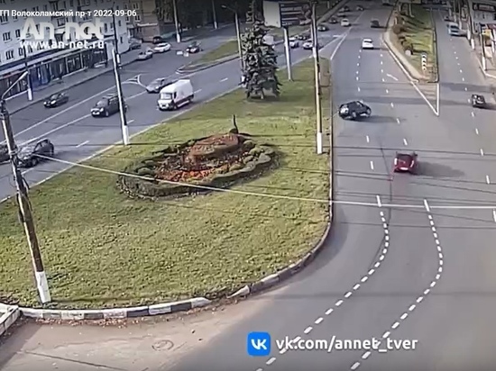 На Волоколамском проспекте в Твери перевернулся автомобиль
