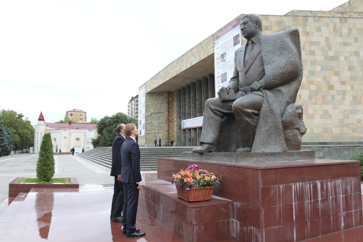 Гамзатова 7. 100 Летие Расула Гамзатова. Памятник Гамзатову в Махачкале. Памятник Расулу Гамзатову.