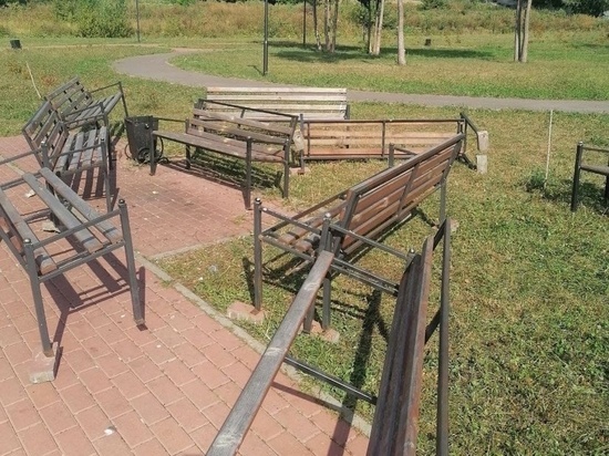 Вандалы раскурочили сквер в Рассказово