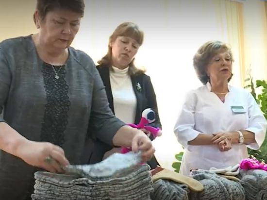 Тамбовские врачи связали тёплые вещи для детей Донбасса