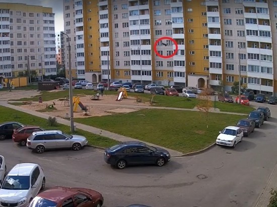 Появилось видео падения мужчины из окна на улице Юности в Пскове