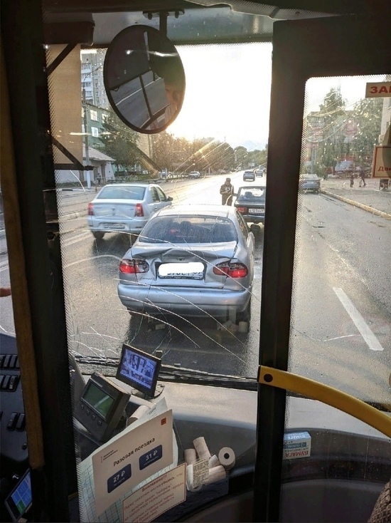 На улице Горького в Твери произошла авария с автобусом и двумя легковушками