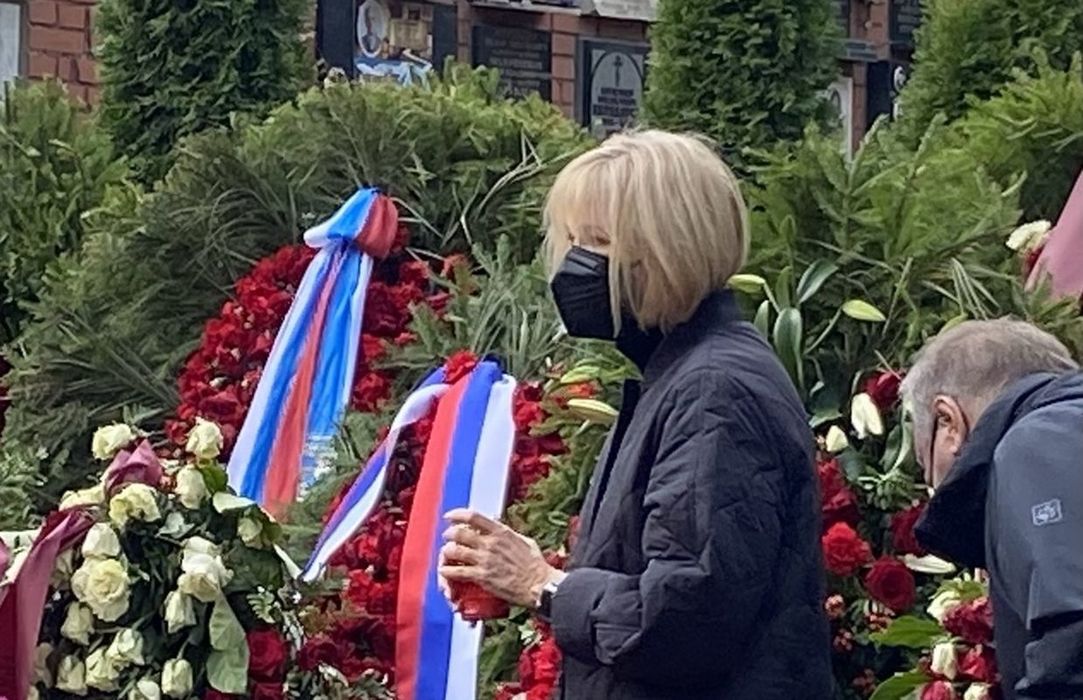 Дочь Горбачева Ирина на могиле отца: кадры на 9 дней