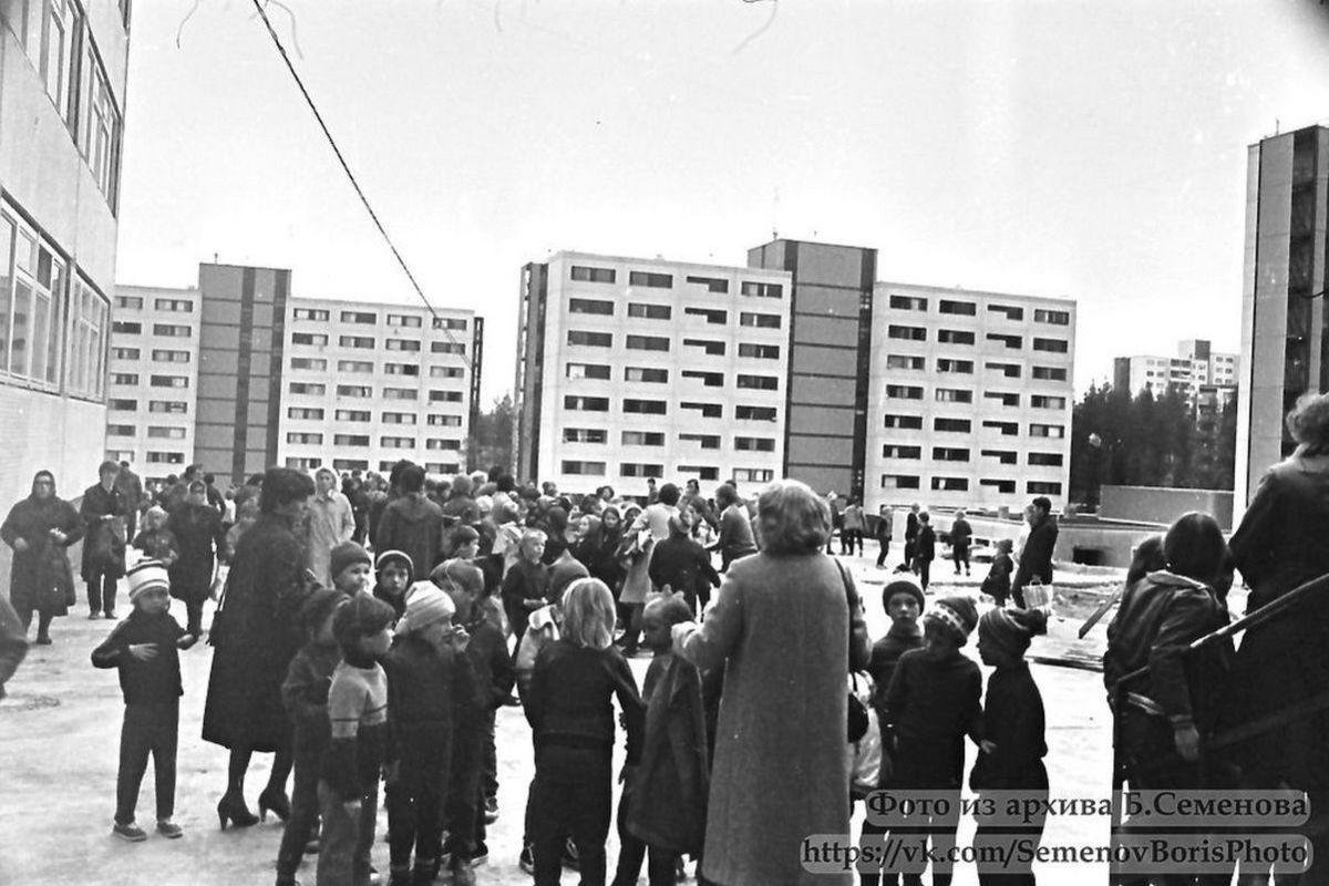 Видео 30 лет назад. Лихие 90-е. Якиманка в 90 е годы. Солдат СССР 90-Е годы. Костомукша город.